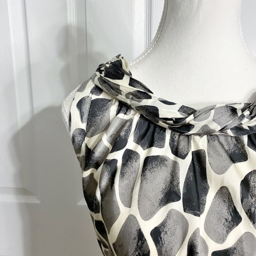 Signature by Larry Levine Black and White Giraffe Print Silky Sleeveless Blouse - Picture 4 of 11